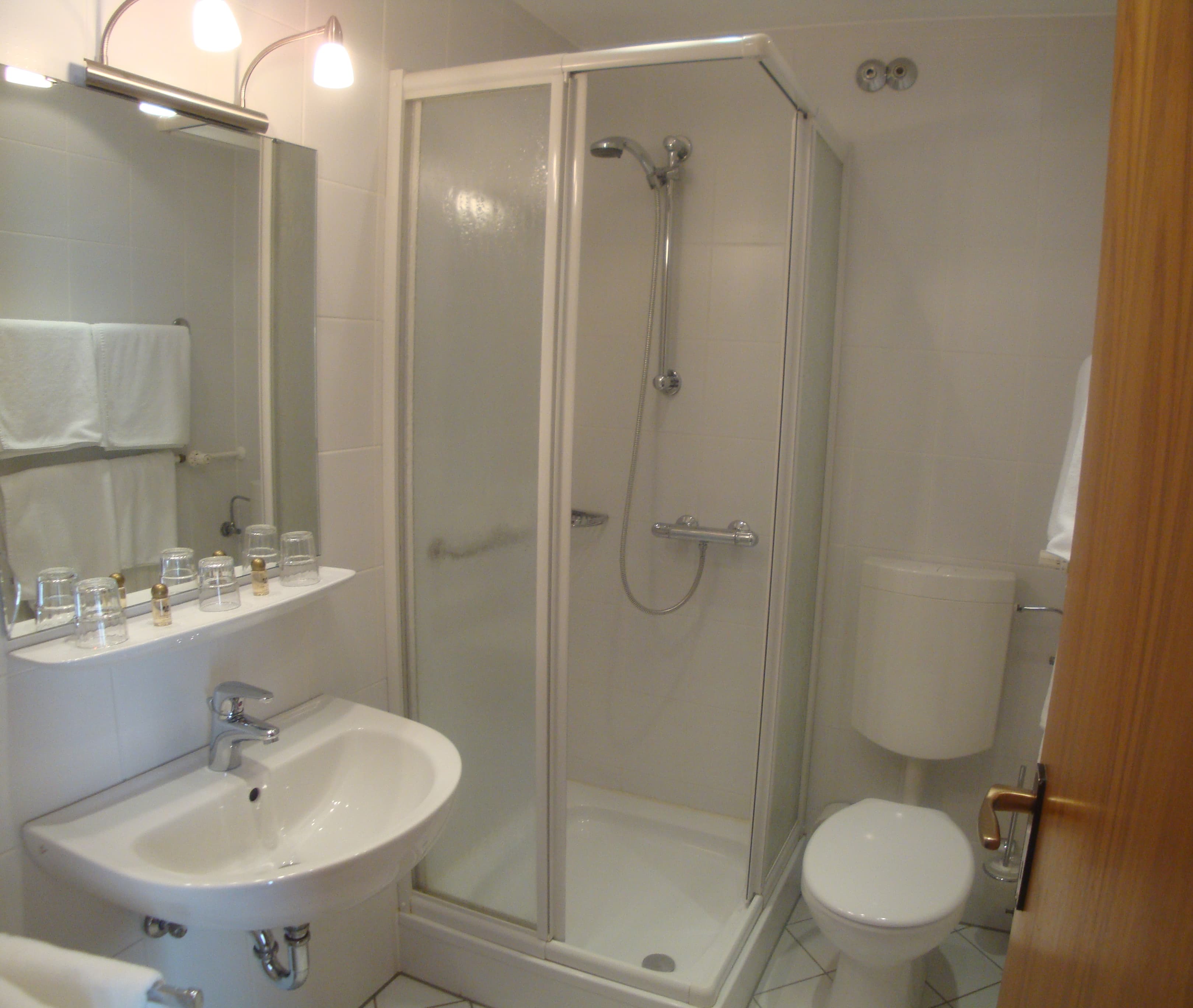 Helles Badezimmer mit Dusche und WC