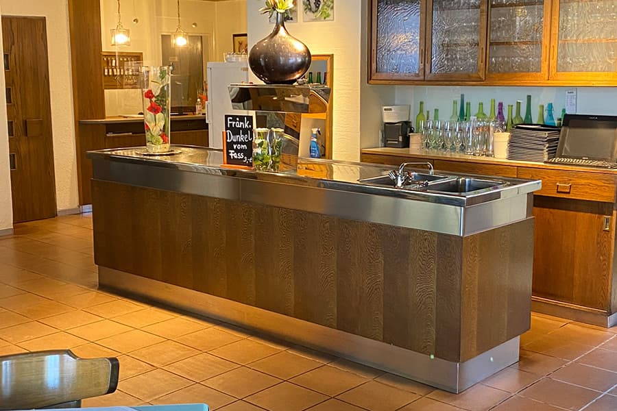 Theke im Gastraum mit fränkischem Bier vom Fass