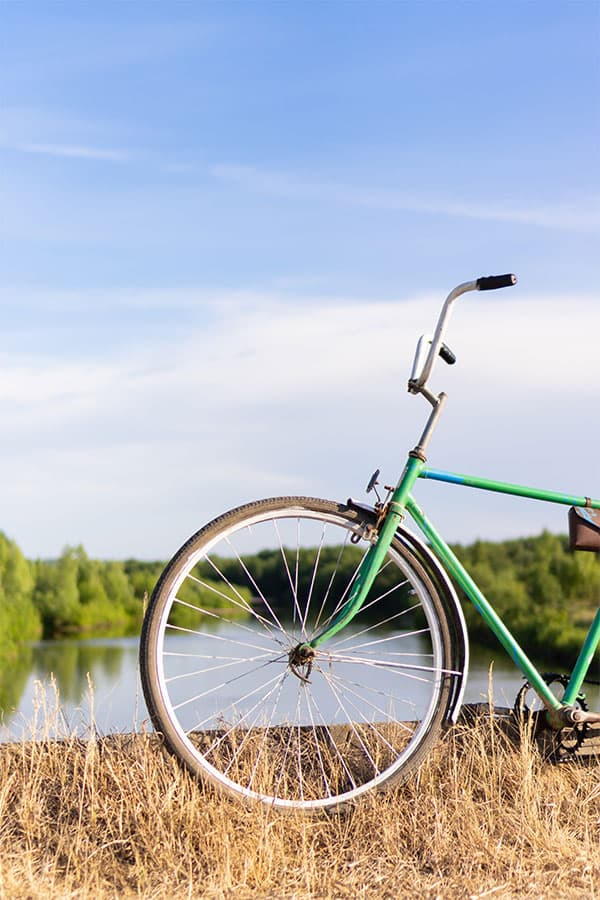 Fahrrad am Seeufer — Radfahren in der Umgebung