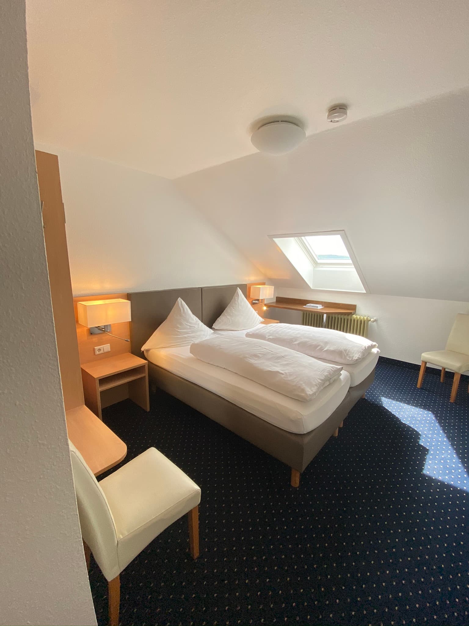 Helles Doppelzimmer mit Dachfenster