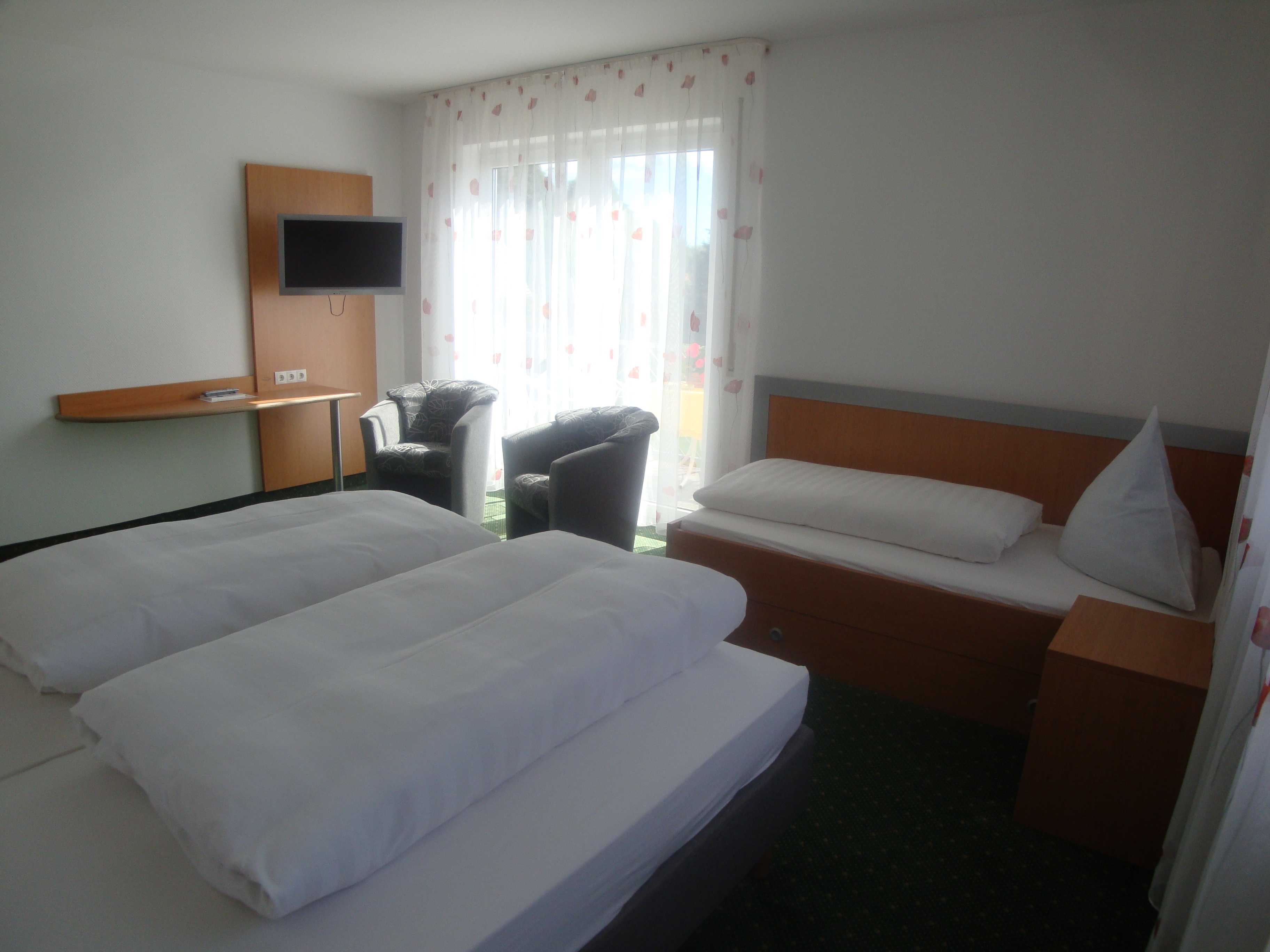 Dreibettzimmer mit Doppelbett und separatem Einzelbett