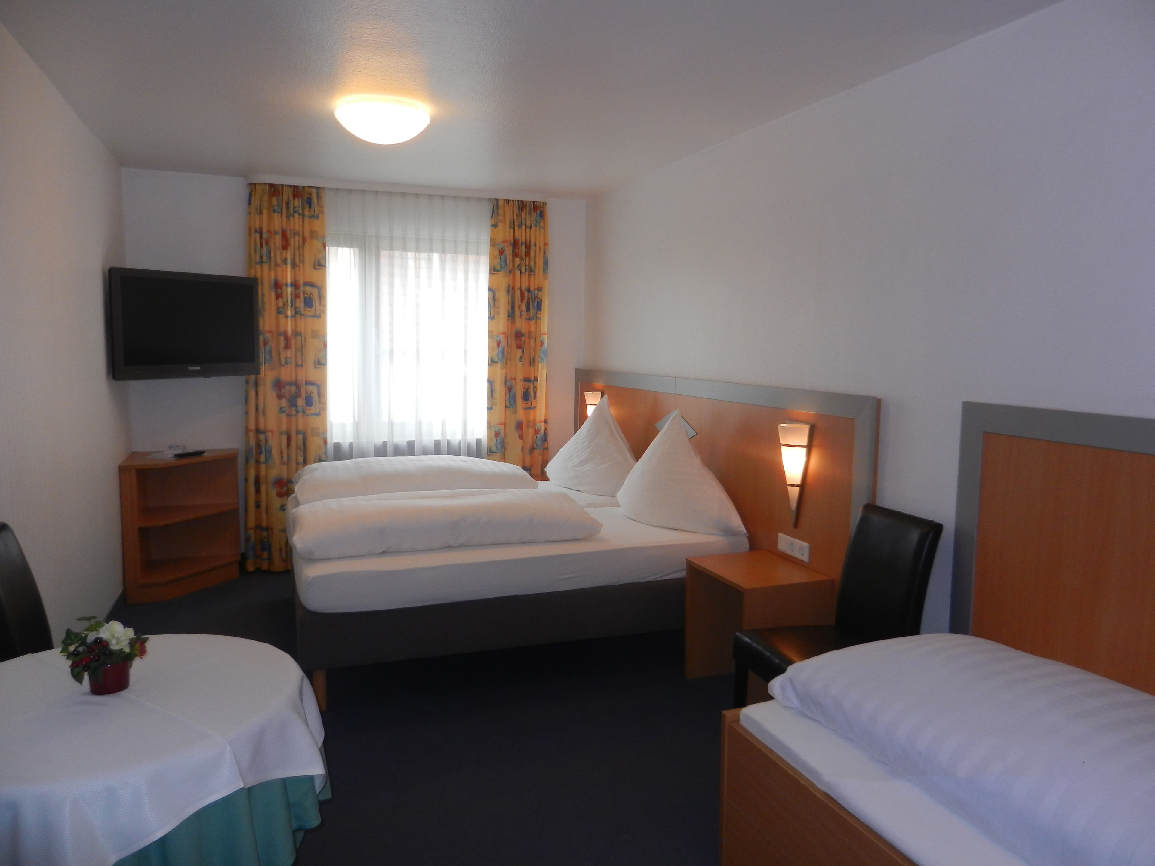 Mehrbettzimmer mit Doppel- und Einzelbett